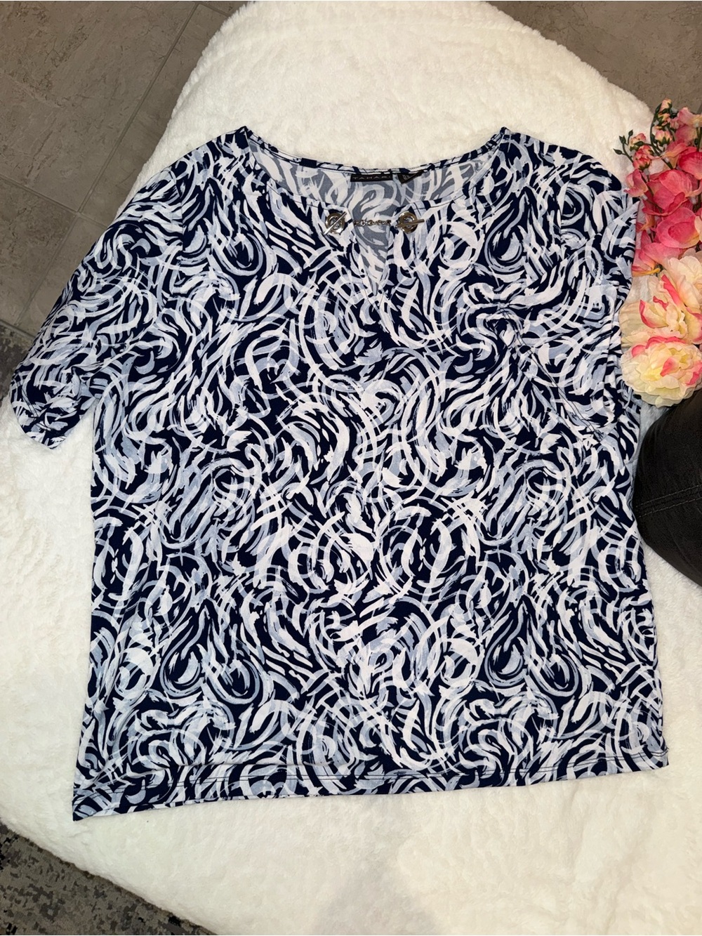 2 x 20$ Tahari Navy and White Abstract Swirl Short Sleeve Top Size XL